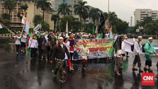 Ratusan orang mulai berdatangan pada pagi ini untuk mengikuti acara doa bersama di Masjid Istiqlal, di antaranya berasal dari Front Pembela Islam.