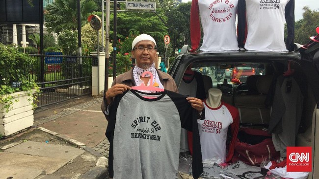 Usai mengikuti Aksi 112 hari ini, Iwan berjualan kaos bertema Bela Islam. Kaosnya memang tak ludes terjual, namun untung besar ia dapatkan.