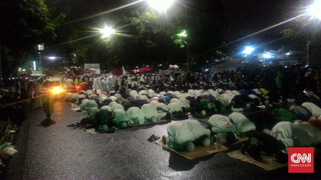 Agus, Anies dan Sandi hadir di Aksi 112. Tak hanya mereka, tampak pula Hatta Rajasa dan Hidayat Nur Wahid dalam rombongan tersebut.