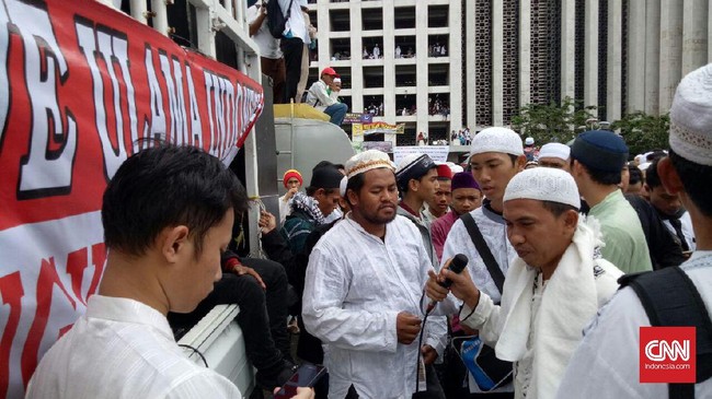 Si Putih bukan mobil sembarang. Ia telah malang melintang dalam dunia demonstrasi, mulai dari  LBH Jakarta hingga turun ke jalan bersama GNPF MUI.