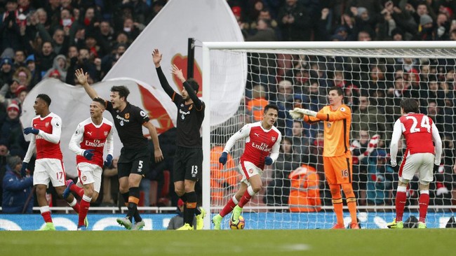 Arsenal unggul 1-0 atas Hull City hingga jeda babak pertama pertandingan lanjutan Liga Primer Inggris lewat gol kontroversial Alexis Sanchez.