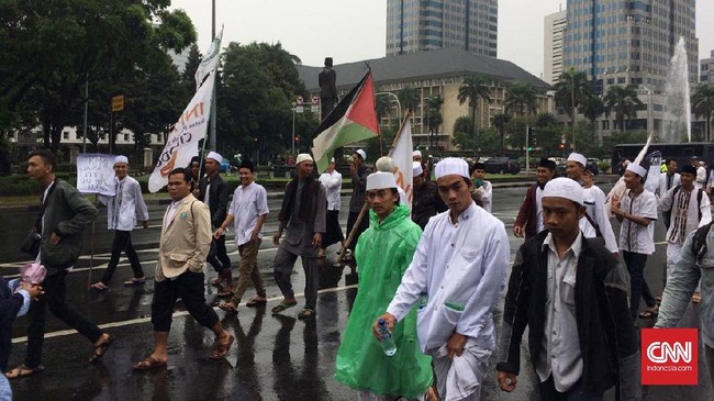 Bendera Palestina terlihat diusung oleh beberapa rombongan yang melintas di areal Patung Kuda di Jalan Medan Merdeka Barat.