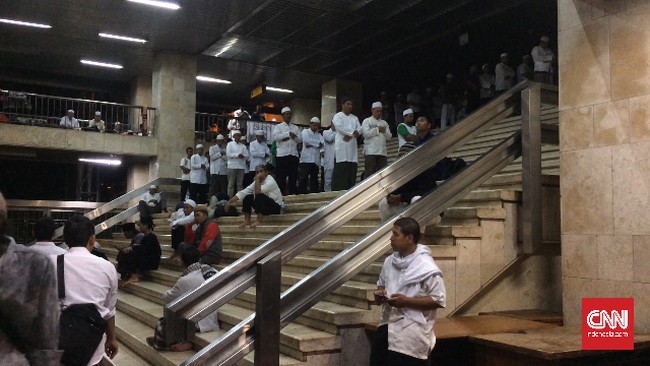 Massa Aksi 112 mulai berdatangan di Masjid Istiqlal Jakarta Pusat. Puluhan bus dari berbagai kota mulai terparkir dan kepadatan lalu lintas terjadi.