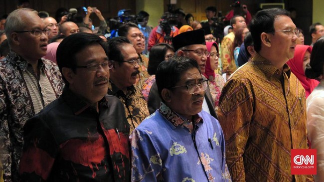 Ahok dalam serah terima jabatan memuji Sumarsono yang ia sebut telah bekerja baik selama 3,5 bulan menjabat sebagai Pelaksana tugas Gubernur DKI Jakarta.