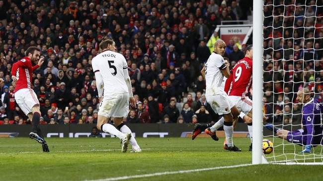 Manchester United berhasil menutup babak pertama dengan keunggulan 1-0 atas Watford lewat gol yang dicetak Juan Mata.