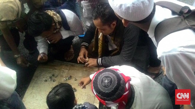 Sutedjo menjual batu akik seharga Rp5.000 dalam aksi 112, bahkan memberikan secara cuma-cuma. Ini adalah  bentuk dukunganya pada aksi 112 hari ini.