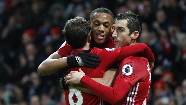 Manchester United berhasil menang 2-0 atas Watford lewat gol Juan Mata dan Anthony Martial.