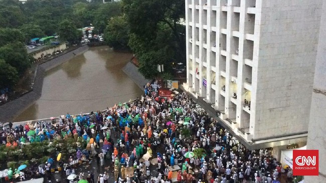 Sorban putih kotak-kotak hitam ia ikatkan di kepala, duduk bersila dengan rekannya. Syamas sejak Selasa sudah di Jakarta, ia berangkat dari Majalengka.