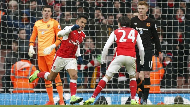 Arsenal naik ke peringkat tiga klasemen sementara Liga Primer Inggris berkat kemenangan 2-0 atas Hull City di Stadion Emirates, Sabtu (11/2).