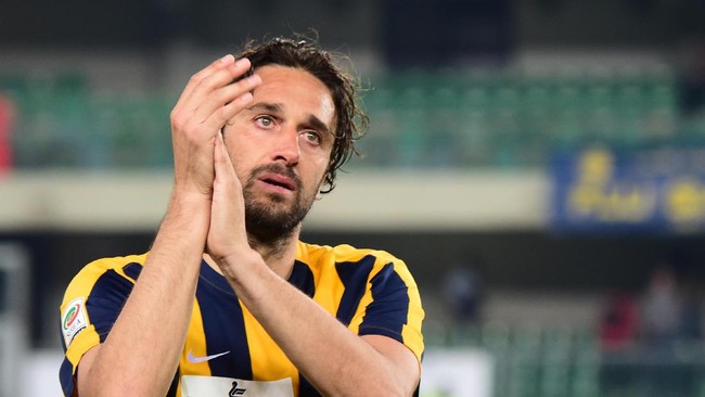 Mantan penyerang timnas Italia, Luca Toni, menjadi korban kekerasan suporter saat berada di dalam mobil menuju laga Verona dalam lanjutan Serie B, Sabtu (11/2).