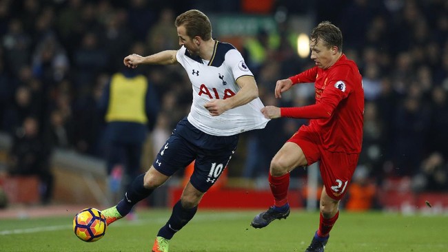 Tak hanya bersuka cita menyambut kemenangan Liverpool atas Tottenham Hotspur, Lucas Leiva pun melakukan 'serangan balik' terhadap fan yang mendiskreditkannya.