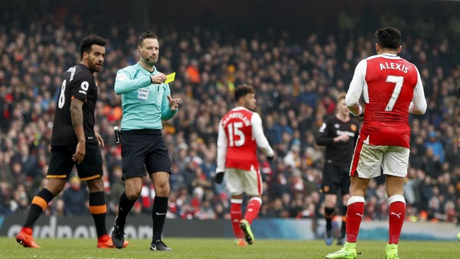 Wasit pemimpin laga Arsenal versus Hull mengaku telah salah menilai saat mengesahkan gol Alexis Sanchez di babak pertama.