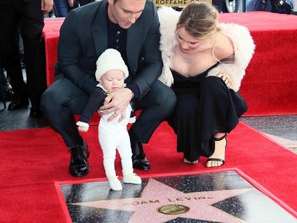 Kata Istri Adam Levine, Anak Bikin Level Cintanya Meningkat