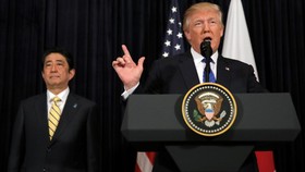 Shinzo Abe Rangkul Donald Trump Hadapi Ancaman Korut