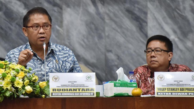 Menkominfo Rudiantara menilai fenomena hoax sulit dicegah dan peredarannya akan terhenti dengan sendirinya jika kejadian yang sebenarnya sudah terjadi.