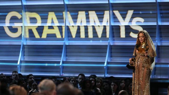 Beberapa teori berkembang ketika Adele lewat albumnya '25' meraih Album of the Year, dan mengalahkan 'Lemonade' Beyonce.