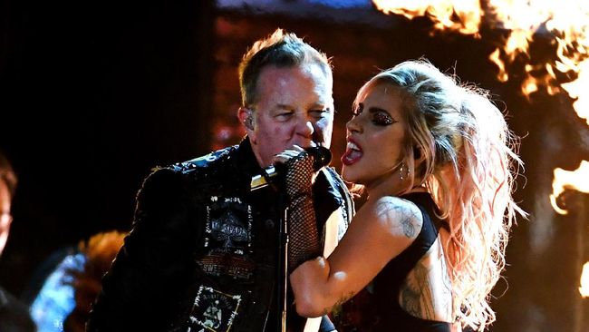 Ken Ehrlich meminta maaf, khususnya pada vokalis James Hetfield atas insiden mikorofon mati saat penampilannya bersama Lady Gaga pada Grammy Awards 2017.