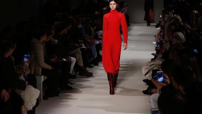 Panggung New York Fashion Week tak cuma menjadi panggung busana bagi Victoria Beckham. Lewat NYFW dia ingin menunjukkan kepeduliannya pada perempuan.