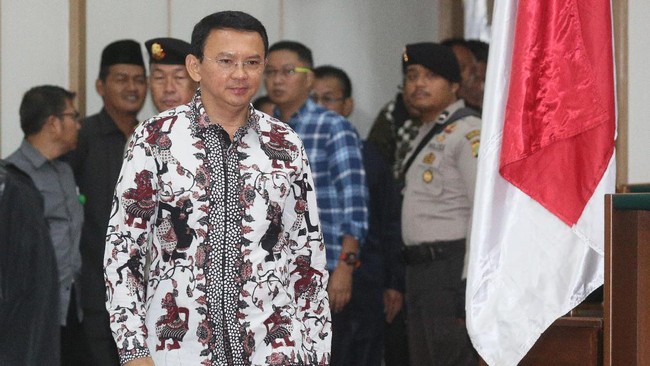 Ahli Bahasa Indonesia dari Universitas Mataram yang diajukan jaksa penuntut umum, Mahyuni, menyebut perkataan Ahok mengandung unsur abuse of power.