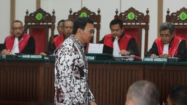 Amin berpendapat, dalam konteks pemilihan ketua Rukun Tetangga yang berlaku adalah hukum positif. Namun, kata dia, umat tak boleh memilih pemimpin nonmuslim.