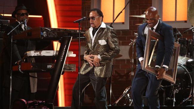 Keduanya secara bergantian memberi penampilan khusus untuk Prince di panggung Grammy Awards 2017.