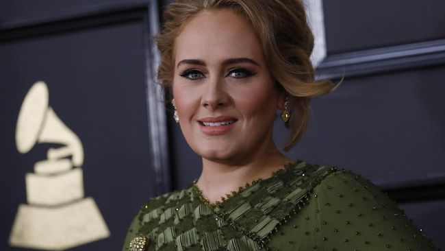 Adele Raih Dua Grammy Awards 2017 Lewat 'Hello' dan '25' Ia meraih dua penghargaan Grammy Awards 2017, di kategori Best Pop Solo Performance lewat lagu ikonik Hello, dan Best Pop Vocal Album lewat 25.
