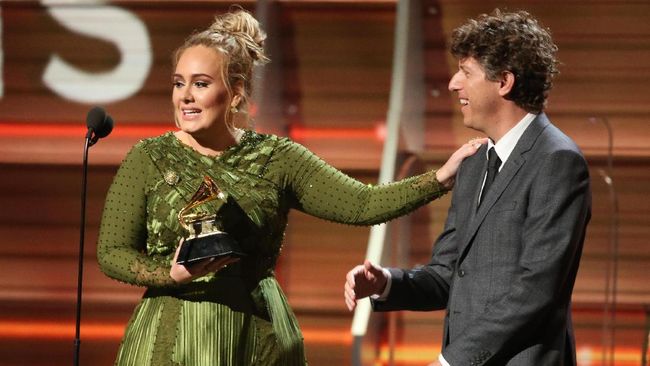 Entah apa Adele sengaja memberitahu publik atau keceplosan. Yang pasti, setelah perhelatan Grammy, Adele kembali menyebut Konecki sebagai rekan.
