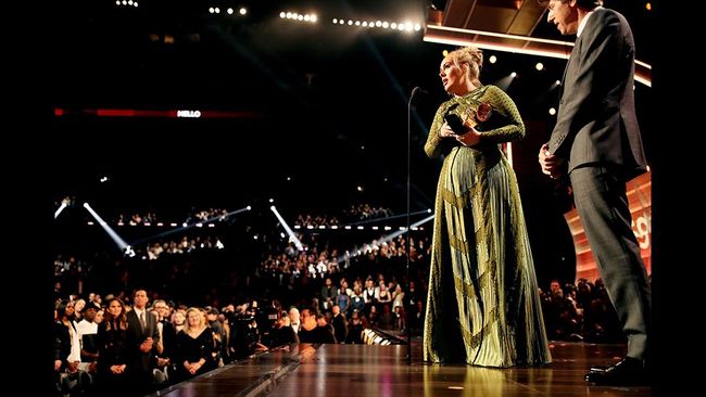 Sembari menahan tangis bahagia, Adele memberi apresiasi dan mendedikasikan kemenangannya itu pada Beyonce. Adele total meraih lima Grammy Awards tahun ini.