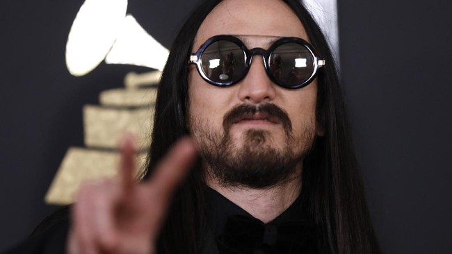 Steve Aoki merupakan DJ internasional yang sering tampil di Jakarta. Sementara Radja Nainggolan adalah pemain klub AS Roma keturunan Indonesia.