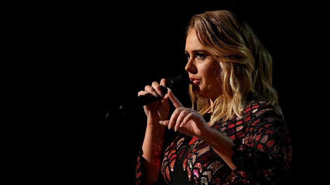Harry Styles mengisahkan ia pernah dapat hadiah dan nasihat istimewa dari Adele. Apa saja wangsit dari peraih Grammy itu?