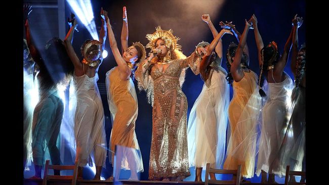 Beyonce gagal tampil di Coachella tahun ini karena alasan kehamilan. Pihak penyelenggara lantas kelimpungan mencari penggantinya.