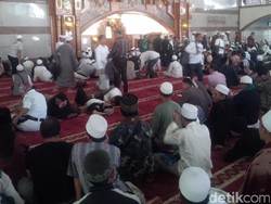 Gelar Salat Jumat, Masjid Pusdai Bandung Terapkan Jaga Jarak