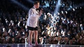 Momen Grammy: Mikrofon Rusak sampai Lepas Sepatu & Celana Dipandu James Corden, Grammy Awards 2017 yang bertempat di Staples Center Los Angeles, Minggu (12/2) malam berlangsung penuh tawa.