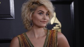 Genggaman Terakhir Putri Michael Jackson untuk Sang Kakek