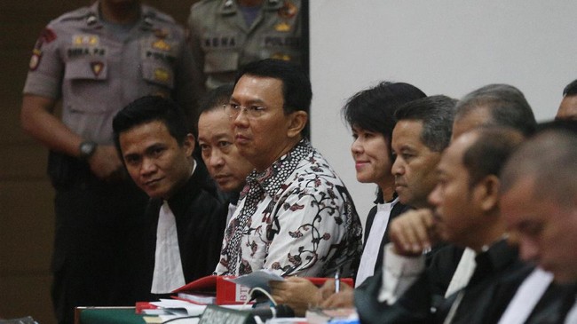 Tim kuasa hukum Ahok menilai kesaksian yang objektif akan sulit didapatkan jika seorang saksi ahli memiliki konflik kepentingan.