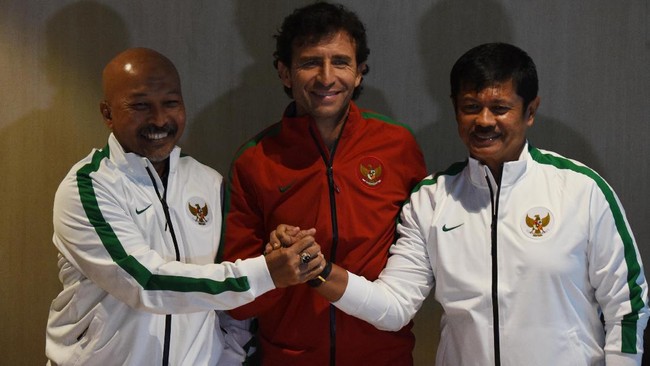 Luis Milla juga dinilai ofisial timnas Indonesia berusaha selalu dekat dengan para pemainnya dan tidak serewel Alfred Riedl.