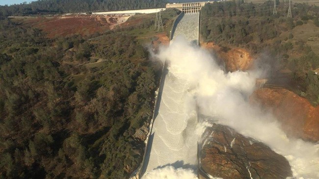 Bendungan tertinggi di AS, Oroville, mengalami kebocoran akibat volume air berlebih, mengancam 200 ribu warga yang tinggal di hilir Sungai Feather.