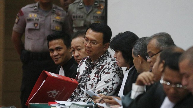 Tim kuasa hukum Ahok mempermasalahkan kesamaan keterangan dalam Berita Acara Pemeriksaan (BAP) dari saksi ahli bahasa Indonesia. 