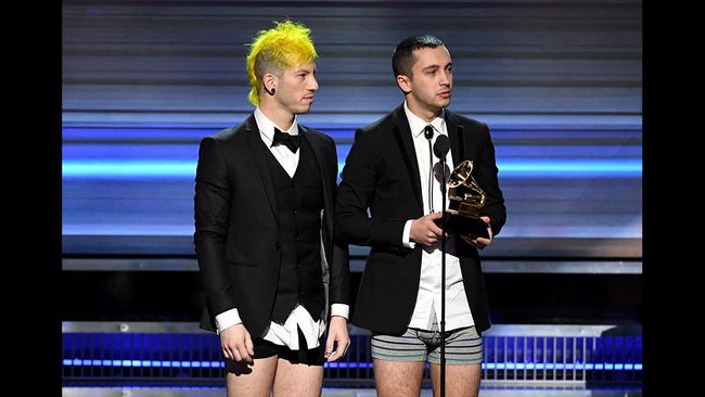 Meraih penghargaan Best Pop Duo/Group Performance Grammy Awards 2017 lewat lagunya Stressed Out, mereka menerima piala tanpa celana.