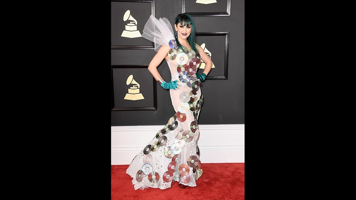 Gaun Terburuk Grammy Awards: Dari Gaun Mandi Bola ke Alien