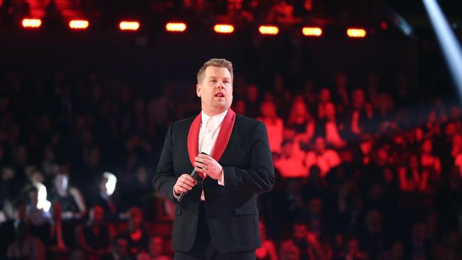 James Corden berpura-pura menjadi Mia Dolan yang menyanyikan The Audition di La La Land. Tapi liriknya ia 'sesuaikan' dengan tragedi Oscar.