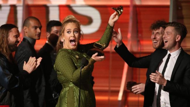 Demi lancar menuju panggung, Adele rela masuk ke dalam peti dan dia pun mulai konser dengan basah kuyup karena keringat.