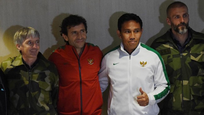 Mantan pelatih Timnas Indonesia Luis Milla memberikan ucapan selamat kepada Bima Sakti usai berhasil membawa tim Garuda Asia ke final Piala AFF U-16 2022.