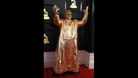 Gaun Terburuk Grammy Awards: Dari Gaun Mandi Bola ke Alien