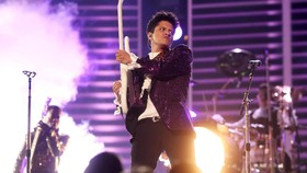 Bruno Mars dan Anderson .Paak Bakal Buka AMA 2021
