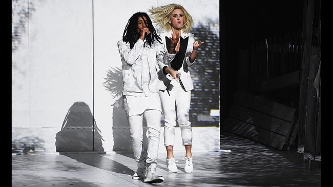 Tampil dengan tata panggung yang membuat takjub, Kary Perry membawakan lagu baru bersama Skip Marley dan pesan 'We the People' di akhir penampilan.