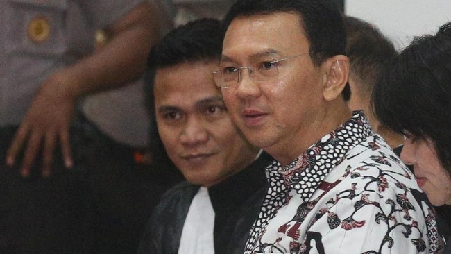 Jaksa pernah berencana menghadirkan ahli hukum pidana Edward Omar Sharif Hiariej, namun dibatalkan. Edward hari ini hadir sebagai saksi ahli dari tim Ahok.