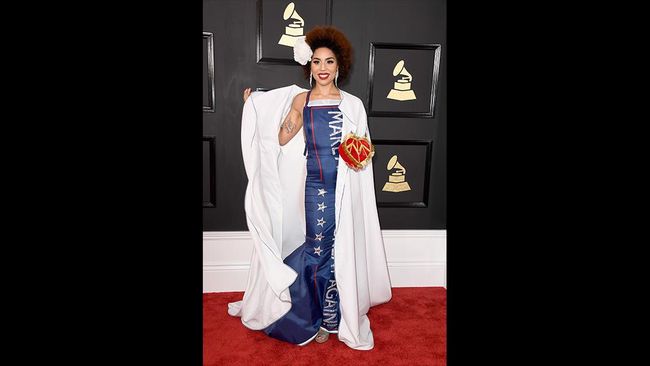 Joy Villa membawa 'Donald Trump' di rok gaunnya. Dia menggunakan gaun bertuliskan Make America Great Again dan juga Trump dalam huruf besar dan berkilau.