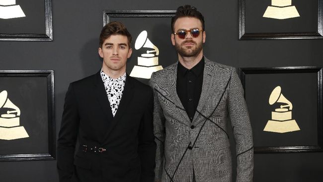 Grammy Pertama The Chainsmokers Lewat Hit 'Don't Let Me Down' Duo The Chainsmokers meraih Grammy pertama mereka di kategori Best Dance Recording pada Grammy Awards 2017 lewat lagu yang dibawakan bersama Daya.