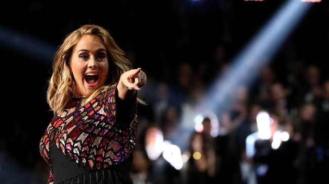 Adele terlihat begitu emosional, nyaris tenggelam dalam euforia ketika menonton konser final Spice Girls di Stadion Wembley, Sabtu (15/6).